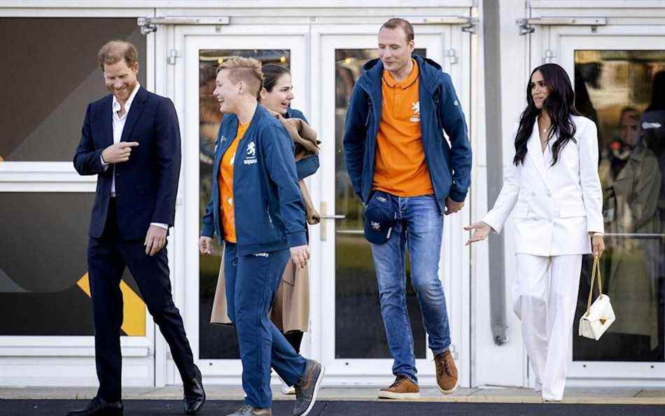 Le prince Harry, duc de Sussex et son épouse, Meghan, duchesse de Sussex arrivent sur le tapis jaune avant le début des Jeux Invictus à La Haye - SEM VAN DER WAL/EPA-EFE/Shutterstock 