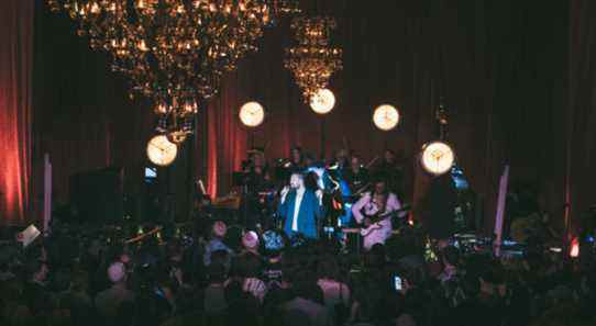 Le père John Misty amène « Chloé » à sa destination ultime — l'opulente salle arc-en-ciel de New York : la critique de concert la plus populaire doit être lue