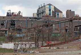 Une vue montre l'usine sidérurgique d'Illich endommagée lors du conflit entre l'Ukraine et la Russie dans la ville portuaire méridionale de Marioupol, en Ukraine, le 15 avril 2022.