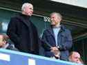 Le directeur du Chelsea FC Eugene Tenenbaum se tient aux côtés du propriétaire Roman Abramovich.