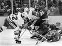 Mike Bossy, 22 ans, des Islanders de New York, marque contre les Flames d'Atlanta au Nassau Coliseum à Uniondale, NY, le 27 septembre 1979. 