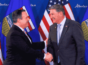 Le premier ministre de l'Alberta, Jason Kenney, rencontre le sénateur américain Joe Manchin à Calgary le 12 avril 2022.