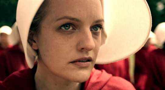 Elisabeth Moss in the handmaids outfit looks up