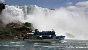 Les touristes montent à bord du bateau d'excursion Maid of the Mist au pied des chutes américaines à Niagara Falls, NY (AP Photo/David Duprey)