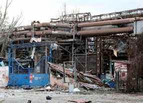 Une vue montre les portes de l'usine sidérurgique d'Illich endommagées lors du conflit entre l'Ukraine et la Russie dans la ville portuaire méridionale de Marioupol, en Ukraine, le 15 avril 2022.