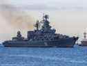Le croiseur de missiles guidés de la marine russe Moskva revient dans un port après avoir suivi des navires de guerre de l'OTAN en mer Noire, dans le port de Sébastopol, en Crimée, le 16 novembre 2021. 