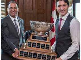 David Sidoo a posé avec Justin Trudeau en 2016 lors de la rencontre des Thunderbirds de l'UBC avec le premier ministre après la victoire de l'équipe de football au championnat de la Coupe Vanier en 2015.  Sidoo est un ancien joueur de l'UBC et un bailleur de fonds du programme de football.