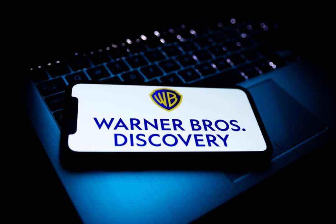 Logo Warner Bros. Discovery sur l'écran d'un smartphone