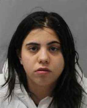 Adriana Desario (vu ici), 20 ans, d'Oakville, Niki Kirimi, 18 ans, de Toronto, et Dawson Aguilera Jimenez, 22 ans, de Toronto, sont chacun accusés de meurtre au deuxième degré pour le meurtre de Daniel Hoffman, 31 ans, mercredi, 13 avril 2022.