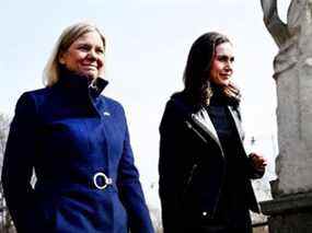 La Première ministre suédoise Magdalena Andersson accueille la Première ministre finlandaise Sanna Marin avant une réunion sur l'opportunité de demander l'adhésion à l'OTAN à Stockholm, en Suède, le 13 avril 2022.
