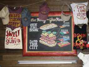 Un mur à La Segunda Bakery à Ybor City, en Floride. Au centre se trouve la composition du sandwich cubain.  Photo de Ruth Demirdjian Duench