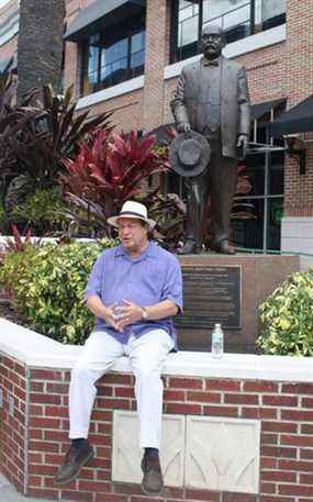 Le guide touristique Lonnie Herman est assis devant une statue de Vicente Martinez-Ybor à Ybor City, en Floride. Ruth Demirdjian Duench photo