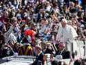 Le pape François salue les fidèles chrétiens depuis la papamobile après la messe de Pâques sur la place Saint-Pierre au Vatican, le dimanche 17 avril 2022.