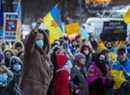 Le comité Stand with Ukraine, qui fait partie du Congrès des Ukrainiens canadiens, a organisé un rassemblement contre l'invasion de l'Ukraine par la Russie devant le consulat général d'Ukraine au 2275 Lake Shore Blvd W. à Toronto, Ont.  le vendredi 25 février 2022.