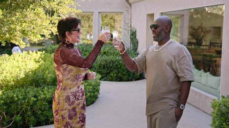 Les Kardashian -- "Brûlez-les tous jusqu'au sol" - Épisode 101 - La famille Kardashian-Jenner ramène les caméras pour révéler la réalité brute et intime de la vie et de l'amour sous les projecteurs comme jamais auparavant.  Kris et Corey, illustrés.  (Photo gracieuseté de Hulu)