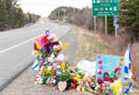 Un mémorial commémorant Lillian Hyslop est vu le long de la route à Wentworth, en Nouvelle-Écosse, le vendredi 24 avril 2020. 