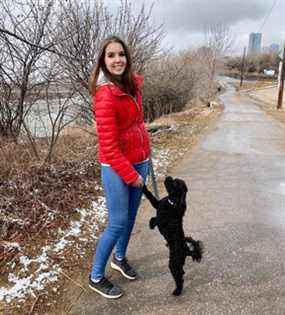 Maia Stock, 24 ans, et son mini caniche Brady de 12 livres.  (Photo fournie)