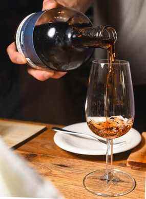 Verser un verre de Porto dans la vinothèque du Six Senses Douro Valley à Lamego, Portugal.  Bryan Passifium/Postmédia