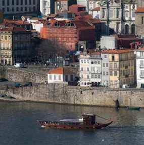 Un bateau rabelo sillonnant le fleuve Douro à Porto, Portugal.  Bryan Passifium/Postmédia