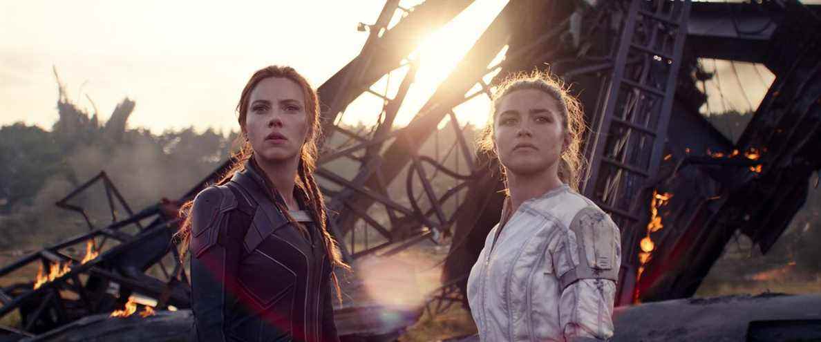 Black Widow / Natasha Romanoff (Scarlett Johansson) et Yelena (Florence Pugh) ont l'air fatiguées mais triomphantes dans Black Widow. 
