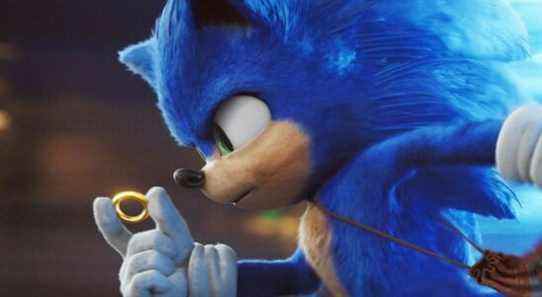 Sonic running and holding a ring in the Sonic the Hedgehog movie