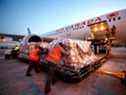 Un avion-cargo à destination de Varsovie est chargé d'aide humanitaire, y compris de fournitures médicales destinées à l'Ukraine, à l'aéroport international Pearson de Toronto, Canada, le 9 mars 2022.