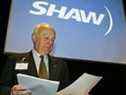 Le président de Shaw Communications, JR Shaw, examine ses notes avant de s'adresser aux actionnaires lors de l'assemblée annuelle de la société à Calgary le 11 janvier 2007. 
