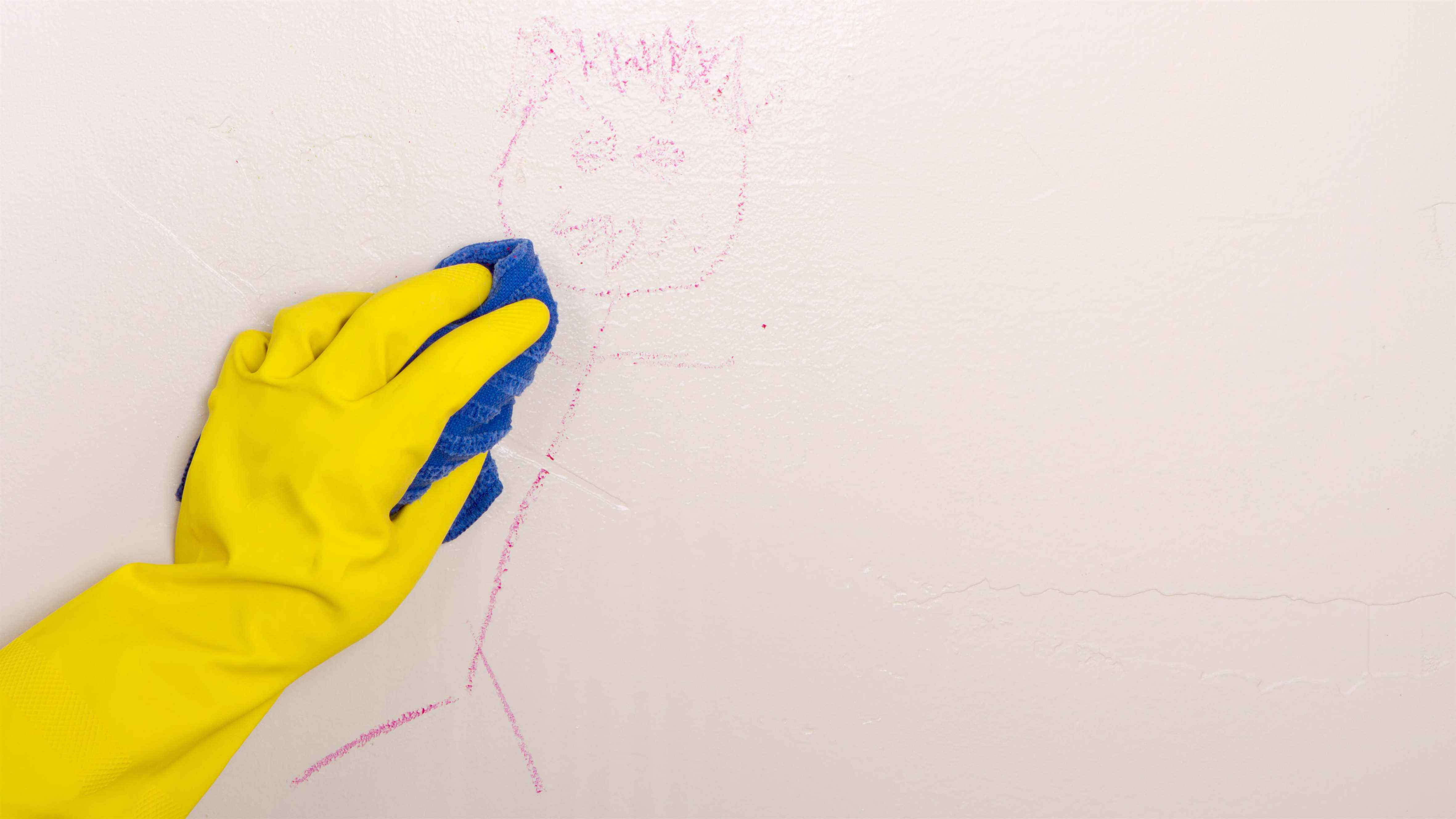 Crayon de nettoyage sur le mur