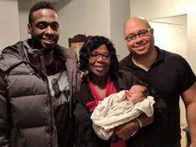 Jonathan Gayle, sa mère, Grace, et son frère Justin aux côtés de la fille nouveau-née de Justin, Vienna Gayle, le 25 décembre 2017. FOURNI/FAMILLE