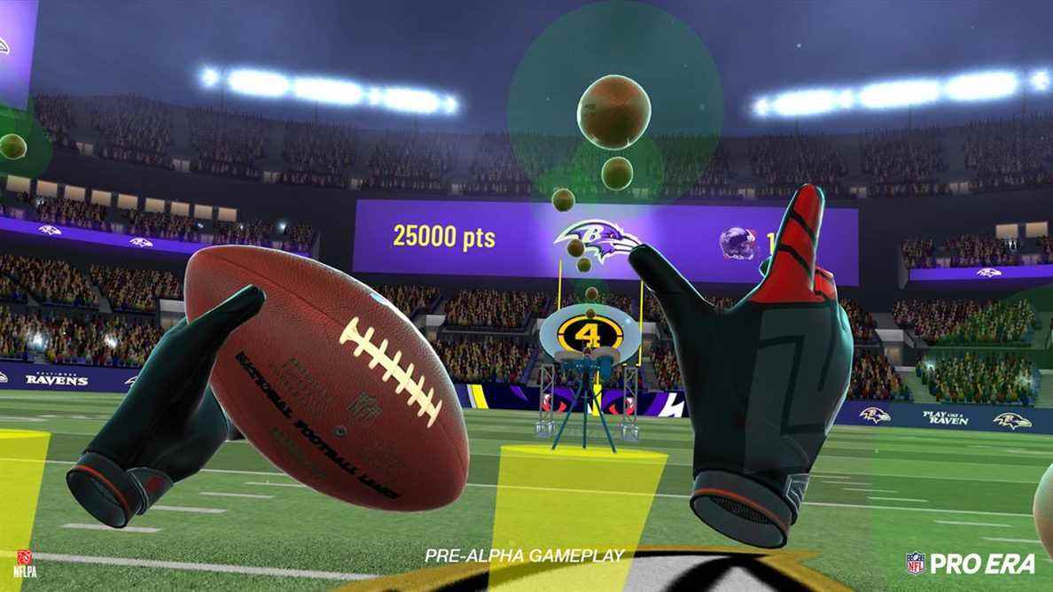 une vue du gameplay dans NFL Pro Era;  la main virtuelle gauche tient un ballon de football tandis que la droite en attrape d'autres qui sont lancées sur le joueur par un lance-balles.