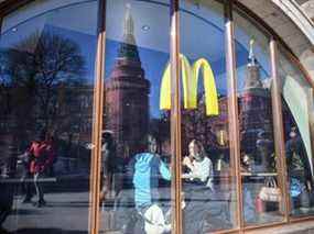 Les gens déjeunent dans un restaurant McDonald's à côté du Kremlin à Moscou, en mars.