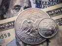 Une pièce de monnaie en rouble russe avec des billets d'un dollar américain et une pièce d'un dollar.