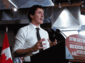 Le premier ministre Justin Trudeau prend la parole lors d'une visite à Edmonton le 12 avril 2022.