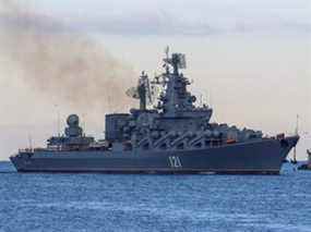 Le croiseur lance-missiles Moskva de la marine russe rentre dans un port après avoir suivi des navires de guerre de l'OTAN en mer Noire, dans le port de Sébastopol, en Crimée, le 16 novembre 2021.