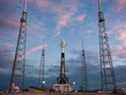 Une fusée SpaceX utilisée pour lancer les satellites Starlink, qui fournissent Internet aux zones rurales sans infrastructure de télécommunications.