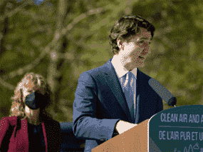 Le premier ministre Justin Trudeau, avec Merran Smith de Clean Energy Canada, s'adresse aux journalistes à l'Université Royal Roads à Victoria, en Colombie-Britannique, le 11 avril 2022.