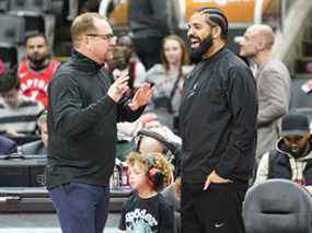 L'entraîneur des Raptors de Toronto Nick Nurse et Drake vus lors du match de jeudi soir contre les 76ers de Philadelphie.