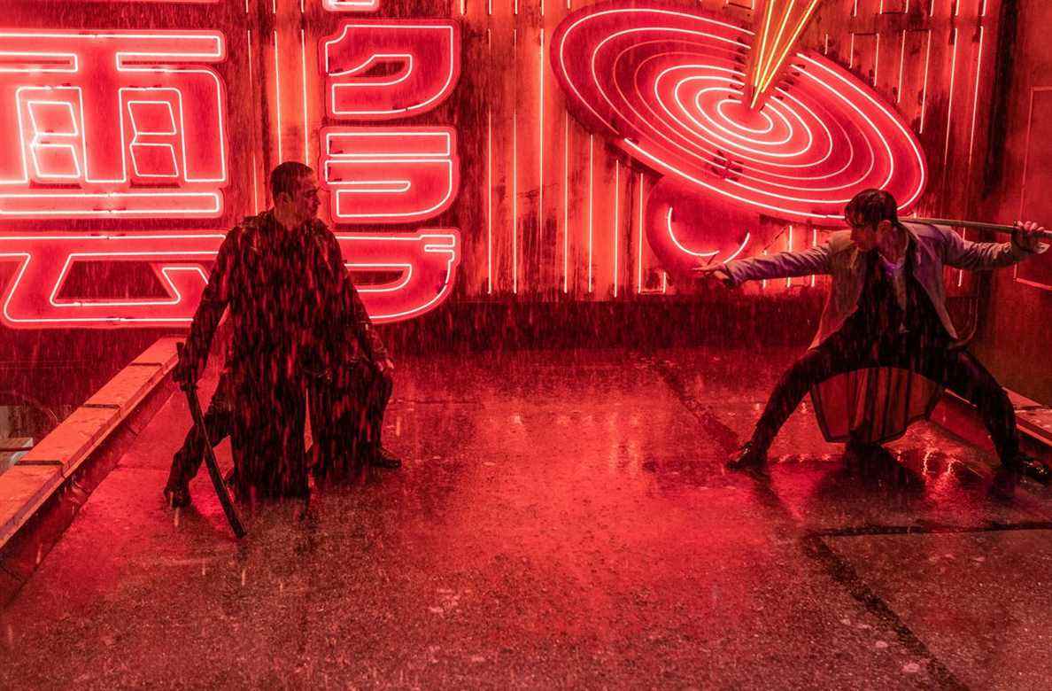 Kenta et Tommy Arashikage s'affrontent sur un toit pluvieux baigné de néons dans Snake Eyes