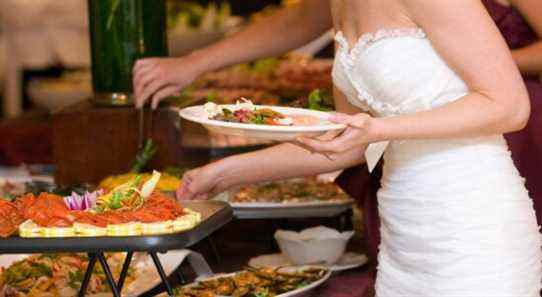 Ne glissez peut-être pas de l'herbe dans votre repas de mariage