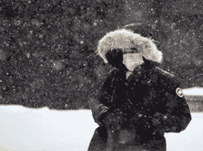Un piéton traverse une tempête de neige à Toronto en janvier 2022.