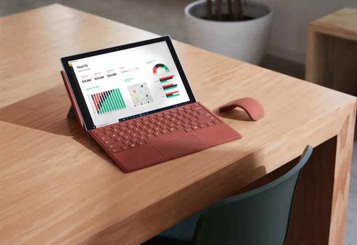 La Microsoft Surface Pro 7+ sous forme d'ordinateur portable, sur un bureau.