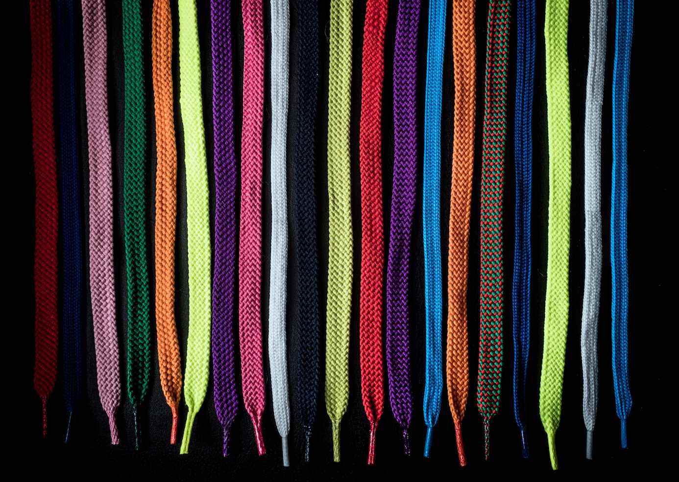 Plan de lacets multicolores sur fond noir