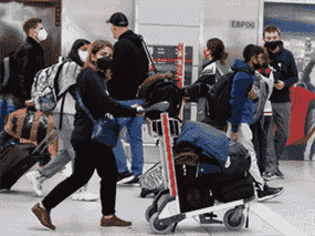 Voyageurs à l'aéroport international Pearson le 11 mars 2022.