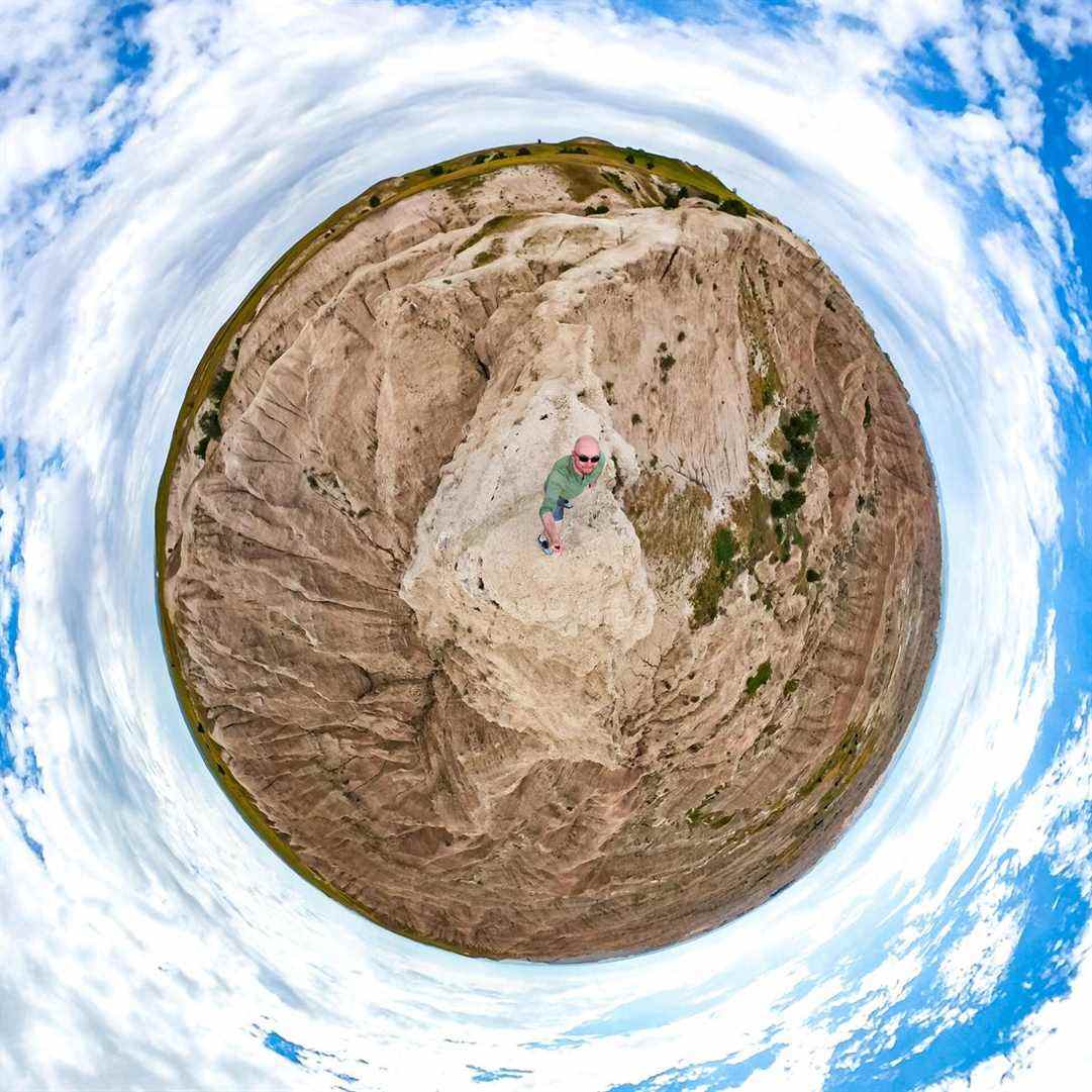 Précairement perché au-dessus des Badlands, grâce à une caméra 360 et une perche à selfie.