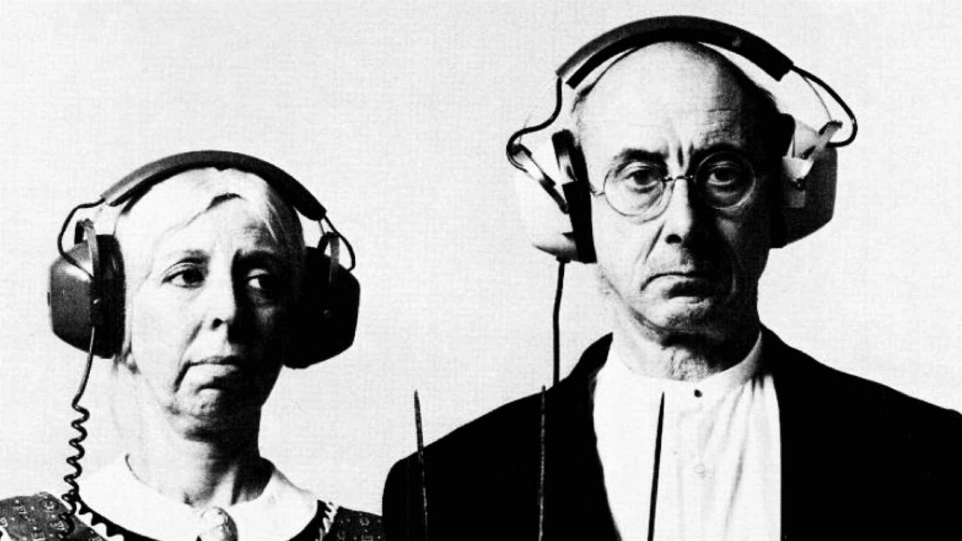 une publicité RCA 197s montrant deux personnes portant des écouteurs