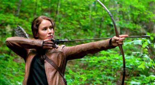 Jennifer Lawrence aiming a bow and arrow in The Hunger Games