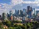 Skyline du centre-ville de Toronto : gratte-ciel du quartier financier avec un ciel bleu nuageux en arrière-plan et un parc en bas