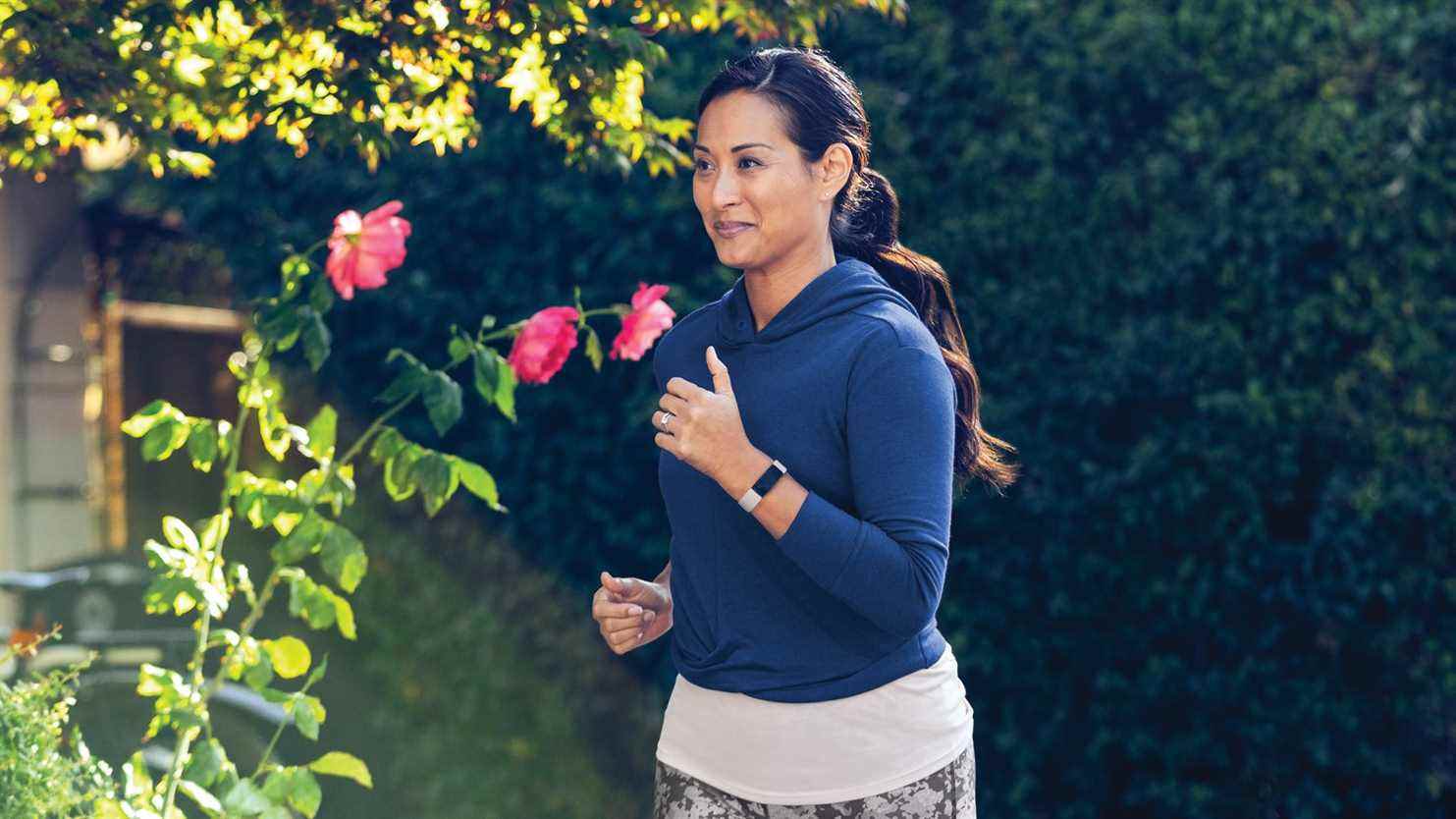 Jogging femme portant Fitbit Inspire 2
