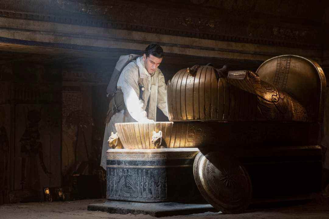 Un Steven Grant enthousiaste fouille dans le sarcophage d'Alexandre le Grand dans l'épisode 4 de Moon Knight, avec un rayon de lumière brillant sur lui.
