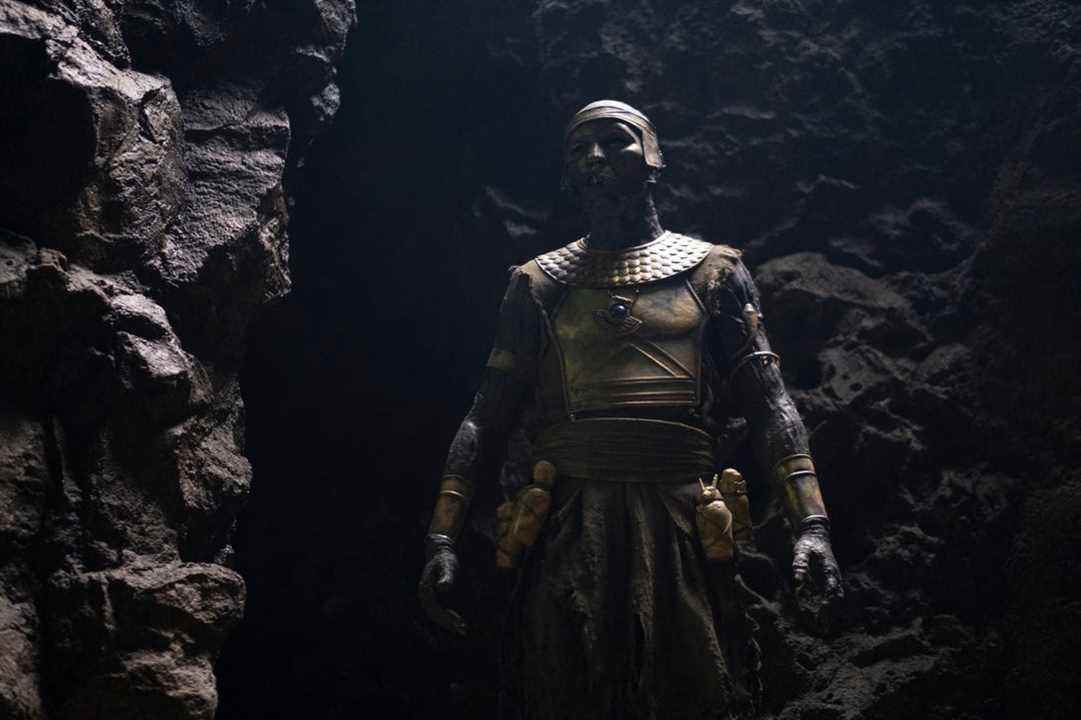 Un prêtre Heka masqué se tient dans une grotte sombre dans l'épisode 4 de Moon Knight.